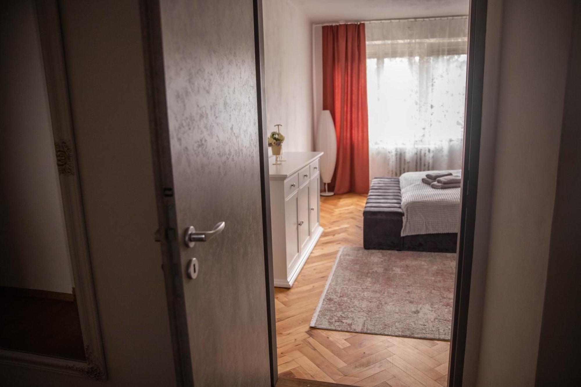 Prostorny Byt V Centru U Reky, 2 Loznice, Balkon Hradec Králové Zewnętrze zdjęcie