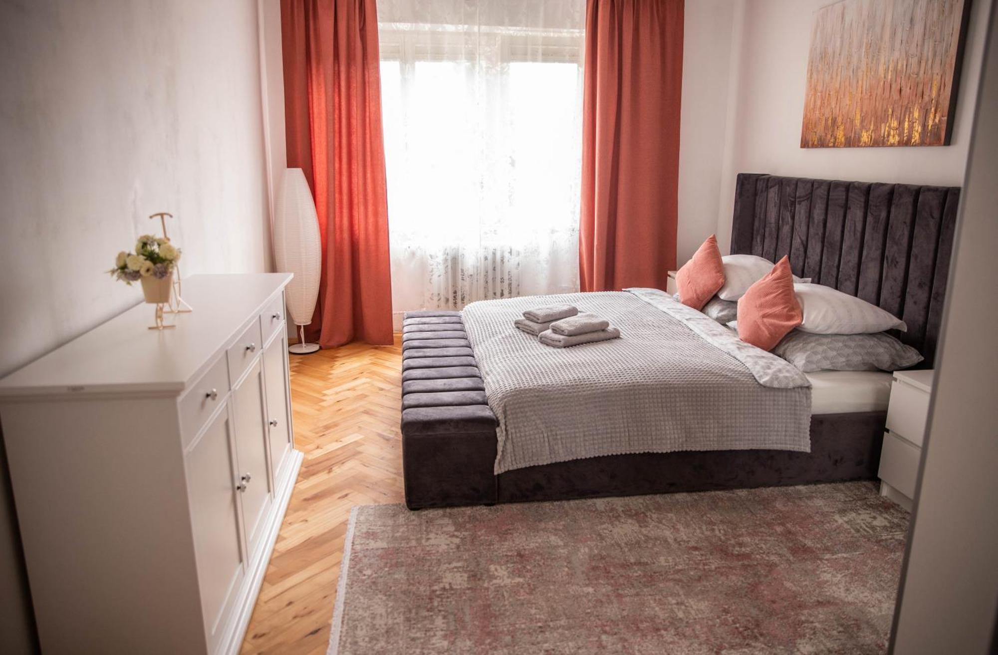 Prostorny Byt V Centru U Reky, 2 Loznice, Balkon Hradec Králové Zewnętrze zdjęcie